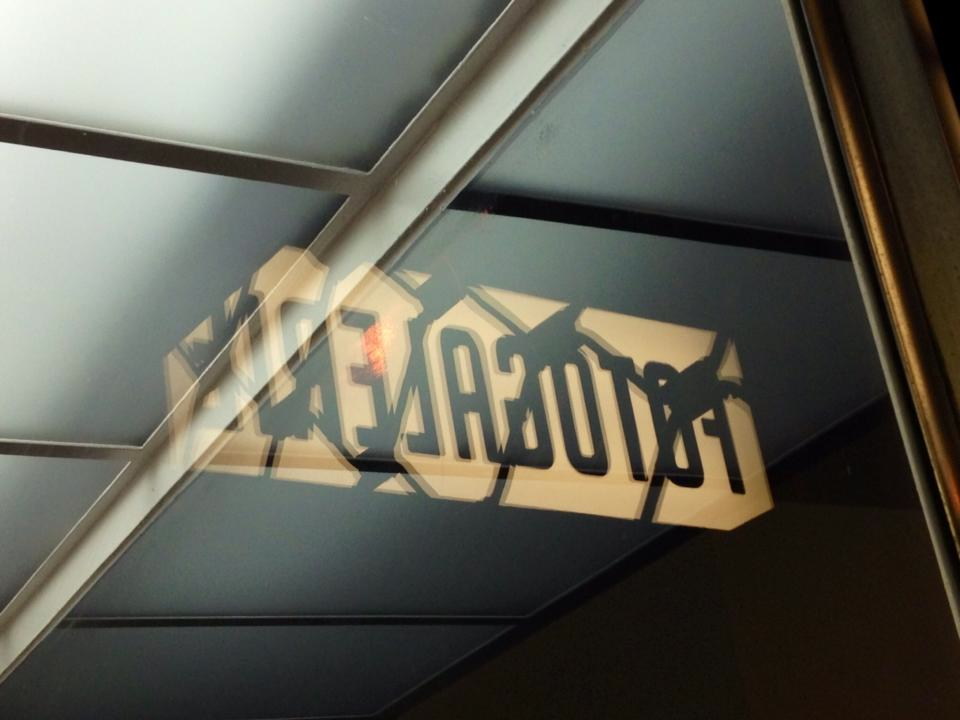 M Spiegelung Schild durch Gitter